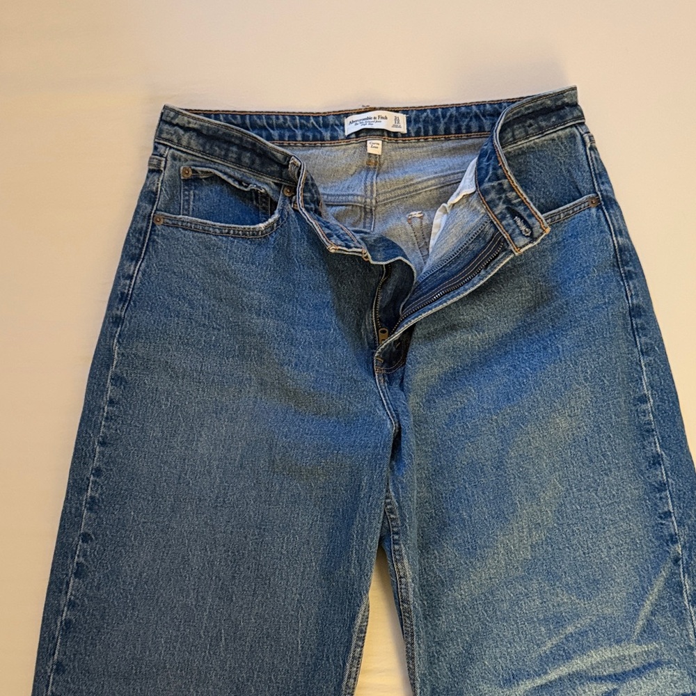 Abercrombie & Fitch Curve Love Medium Blue High-Rise Relaxed Jeans - Picture 3 of 5